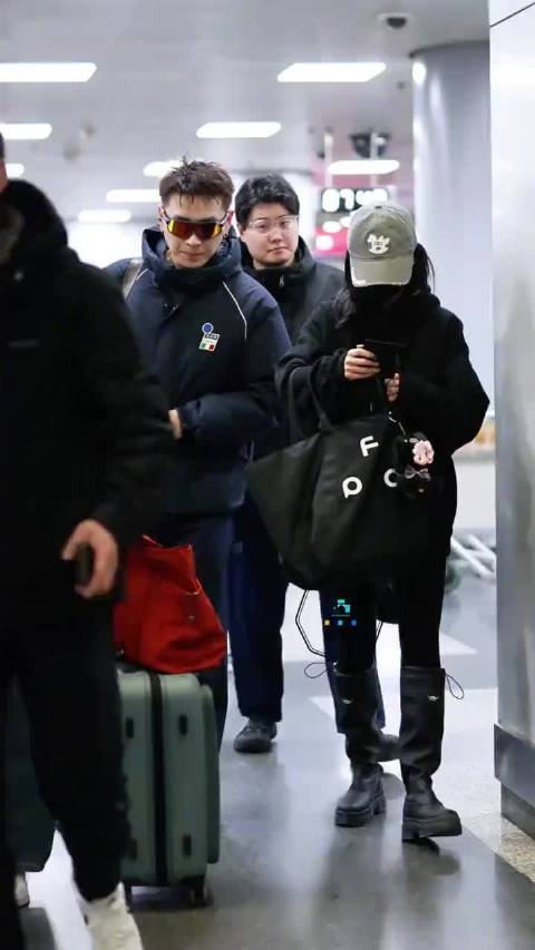 吴谨言和老公洪尧机场同框，去过年度假了，好幸福！