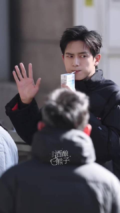 李现今日春晚联排上班裹着大羽绒服边喝牛奶边回头打招呼啊啊啊啊好乖啊！