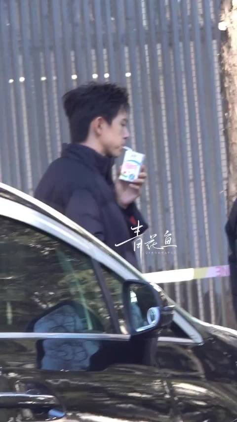 央视春晚第四次联排李现敬业现身