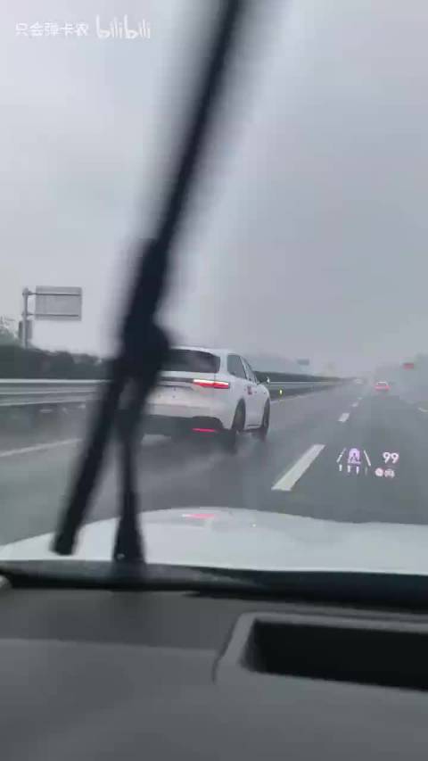 鸿蒙智行问界 M6 动态行驶视频曝光，小蓝灯与众不同