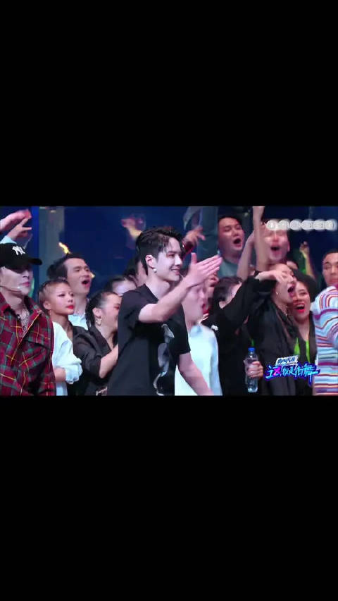 这就是街舞的导演跟队长斗舞，艺兴要换裤子，导演说‘打我们不用裤子