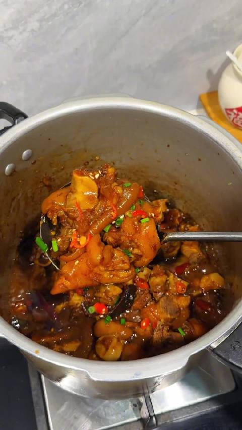 超简单的香辣猪脚做法