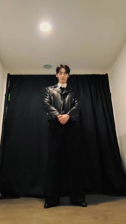 黄旼炫官方更新视频，展现偶像魅力