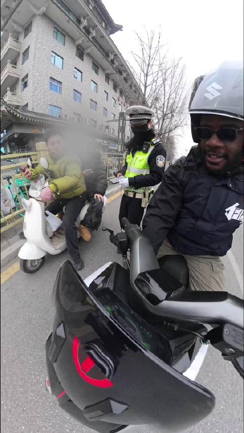 摩托车上到底挂了几个头盔啊