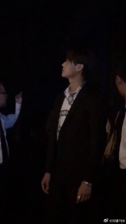 许凯侧脸也太绝了吧，在人群中闪光！许凯侧脸