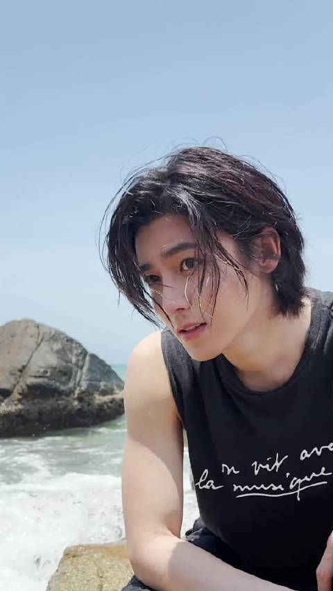 侯明昊港风造型惊艳亮相，多部作品角色引期待