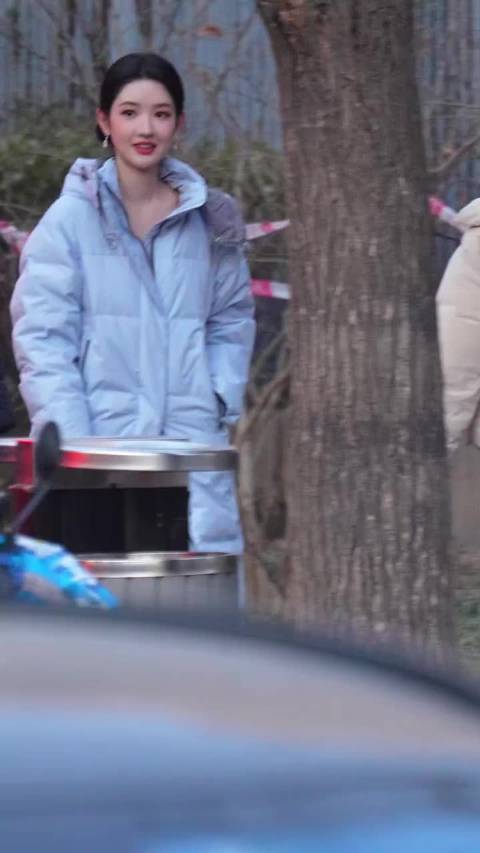 王玉雯春晚路透穿缎面长裙惊艳亮相