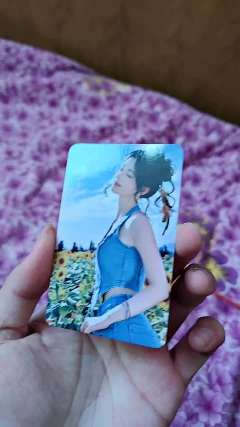 这卡真的假的，为啥和我自己买的专辑的那两张尺寸有点不一样，不会是假的吧