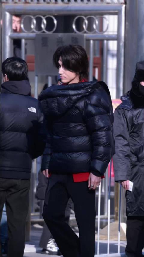 2026央视春晚第四次联排 下班 真建模脸帅哥来了