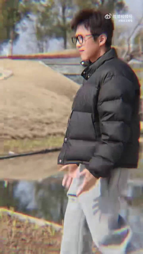 邓超生日现身剧组，热情互动疯狂比心