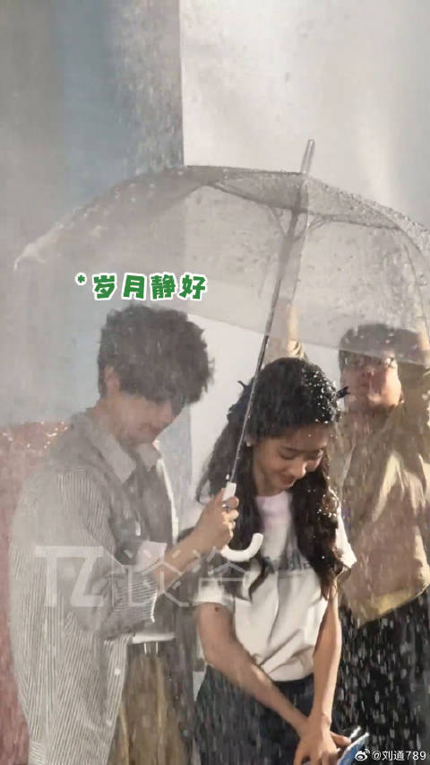 周翊然王影璐拍摄现场被雪花狂喷呛到