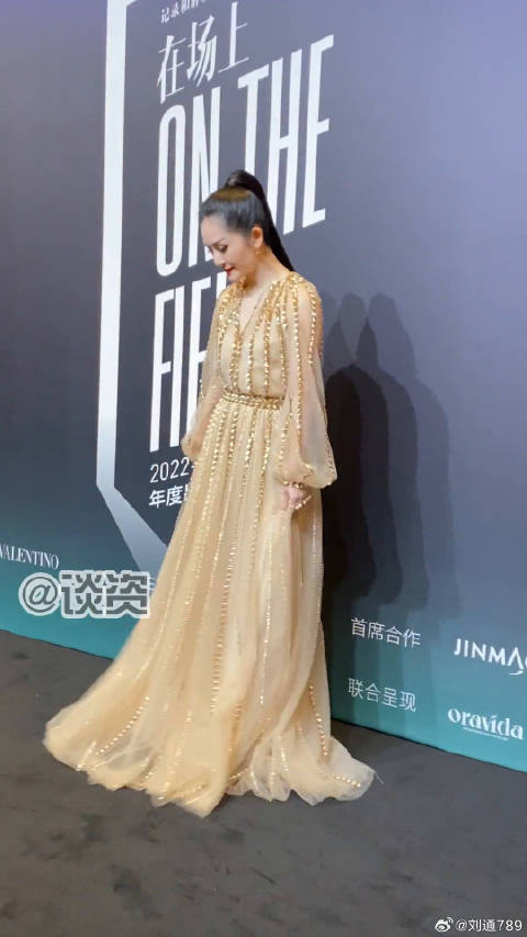 谢娜红毯抬头气场全开