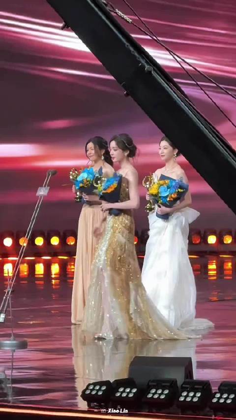 娜扎亮相微博之夜领奖