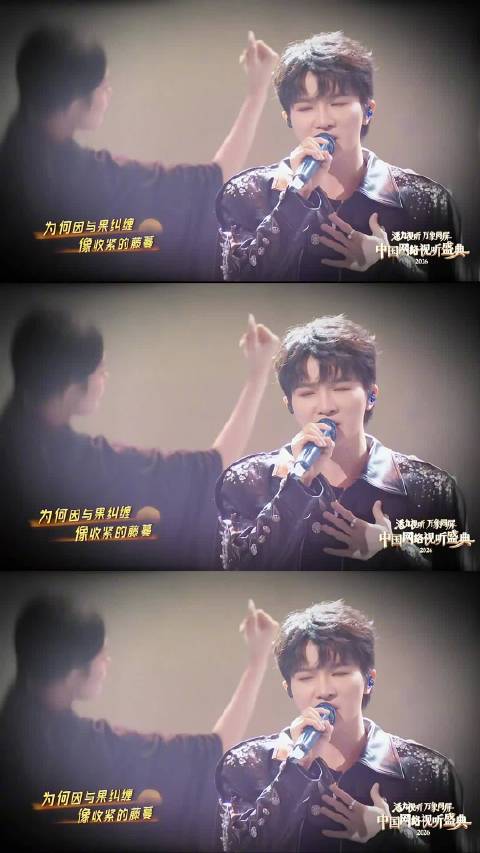 周深银黑披风造型宛如骑士