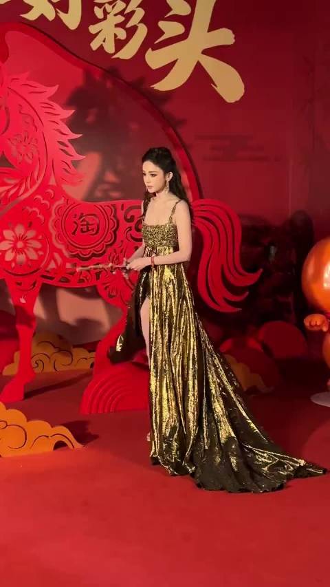 娜扎亮相微博之夜红毯惊艳全场