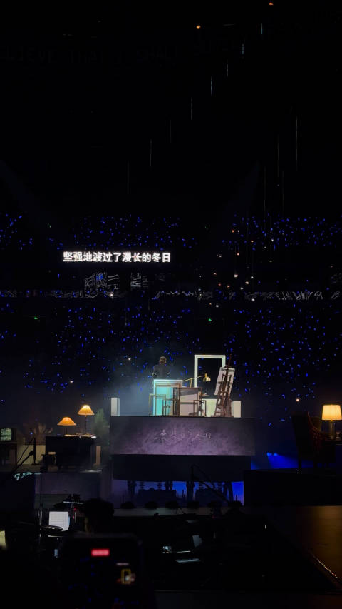 年前最后一场演唱会是张杰给的，张杰新春演唱会大末首唱《又到梧桐吐绿时》