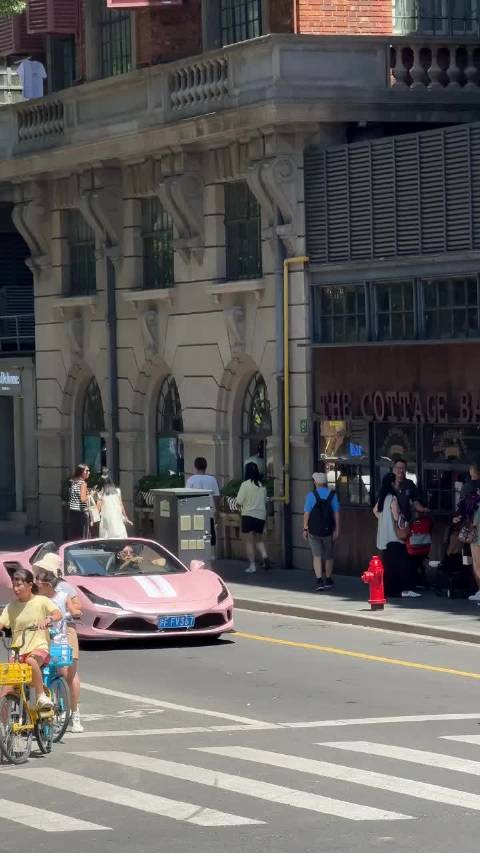 开着豪车带着小姐姐兜风，羡煞路人