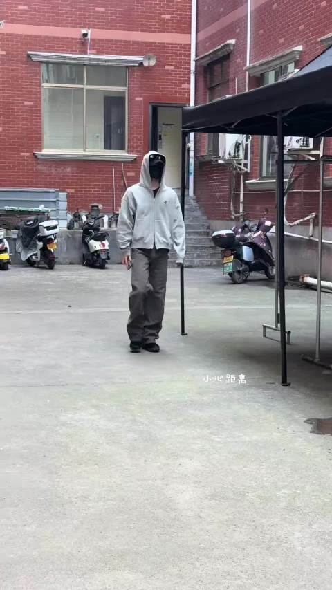 笑发财了！何与给大家表演一个三步进屋