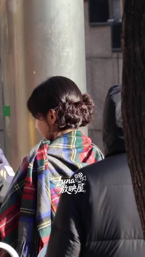 田曦薇春晚第四次联排上班，双丸子头笑起来像一个洋娃娃好可爱