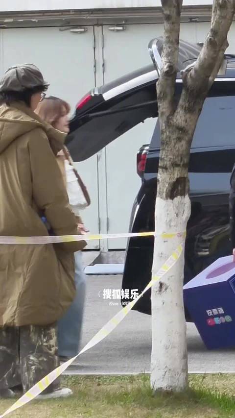 赵露思最新路透，今天完全是漂亮洋娃娃