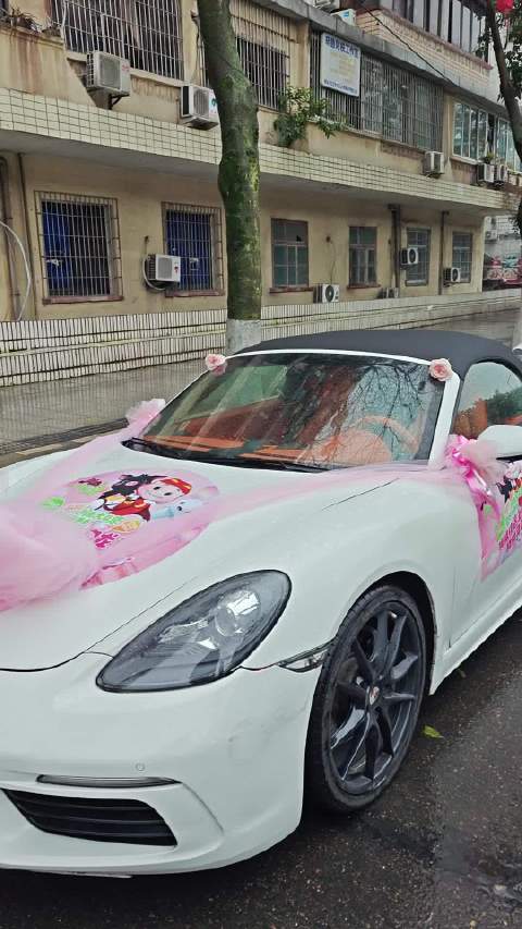 川南大草原开园首日保时捷花车巡游大洲广场