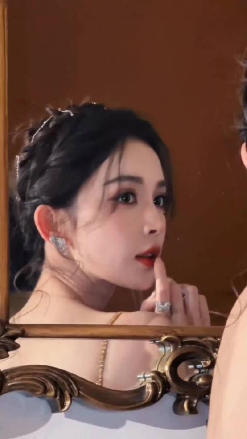 微博之夜名场面之一就是古力娜扎照镜子，顶美变双美了