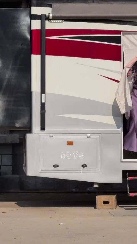 何与 窈窈有期 今日路透 萧靖西解锁新衣服啦 紫色好贵气 何与