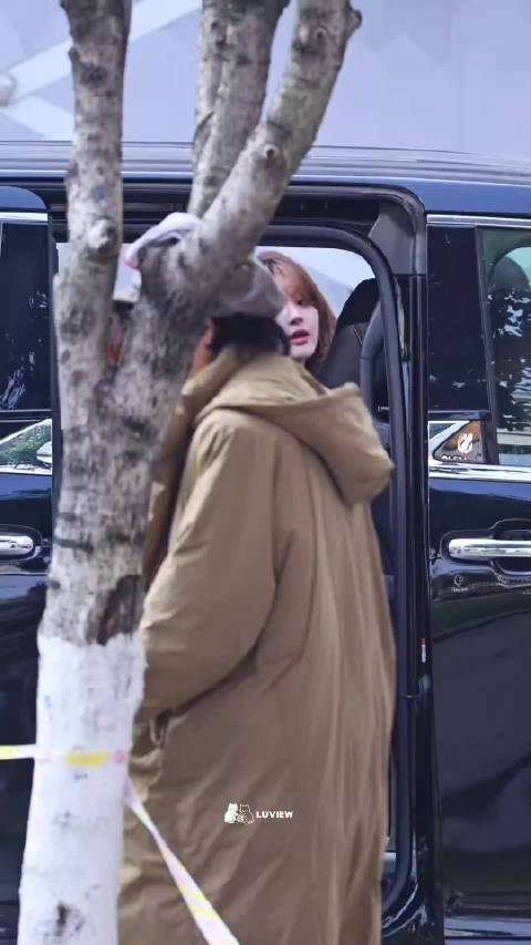 赵露思新综艺上班路透，像洋娃娃一样好萌好明媚