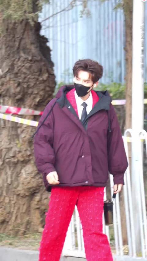 王安宇一身红衣现身春晚第四次联排