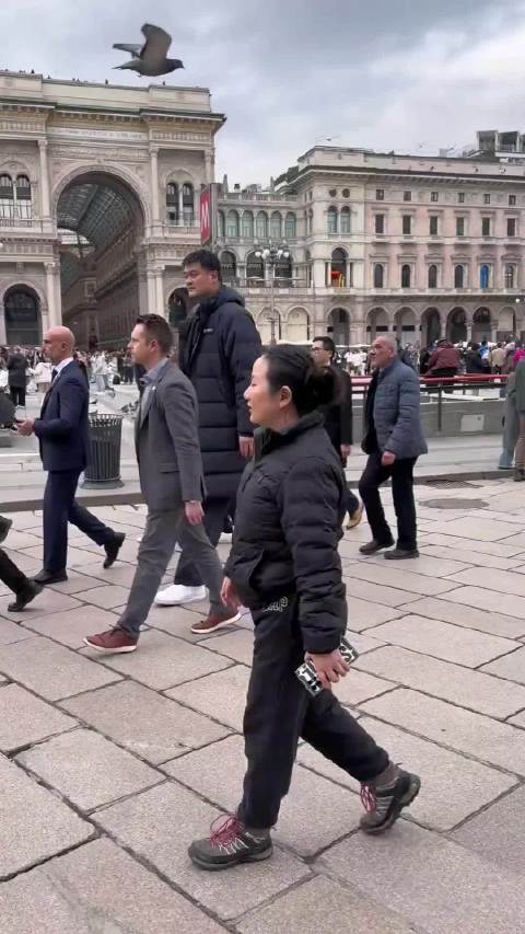 姚明现身米兰街头引意大利民众热情欢呼