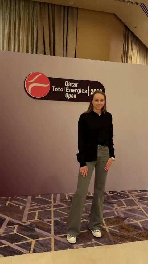 WTA多哈晚宴众星云集，郑钦文黑裙亮相