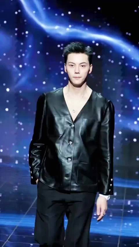 陈伟霆独出席微博之夜，搭档赵露思缺席引遗憾