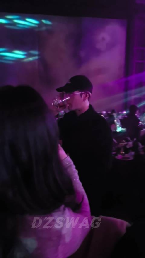 王嘉尔朋友分享后台趣事，体贴未打扰合照