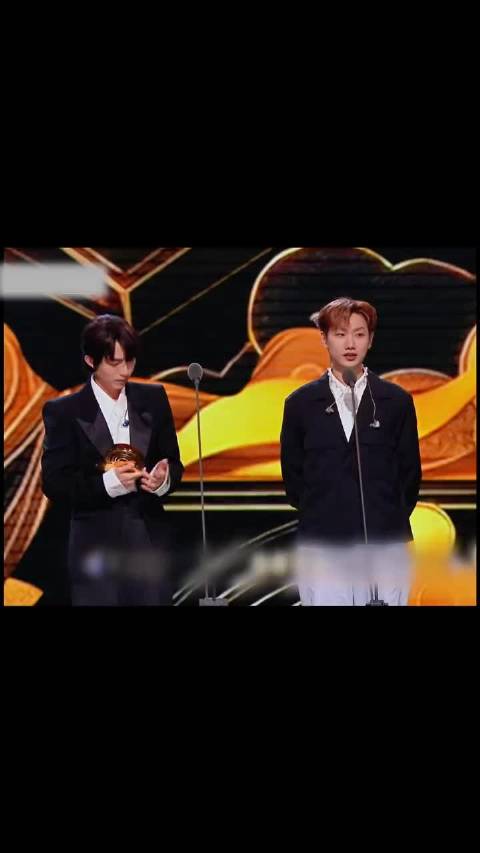 因为自己淋过雨，所以总想着为别人撑伞，请粉一辈子汪苏泷好不好！ 汪苏泷