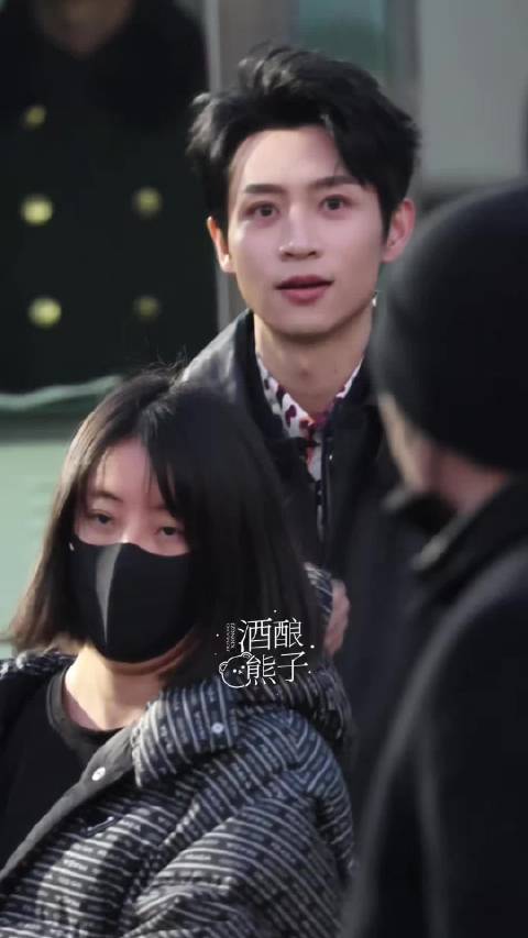 魏晨春晚联排上班眼睛亮亮的好漂亮