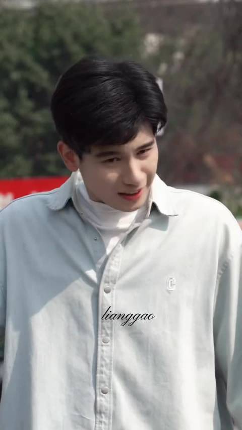 胡先煦晒九宫格微博，力证颜值依旧能打