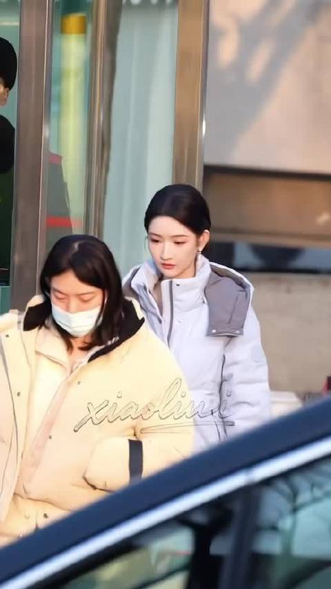 王玉雯春晚联排穿缎面长裙优雅亮相