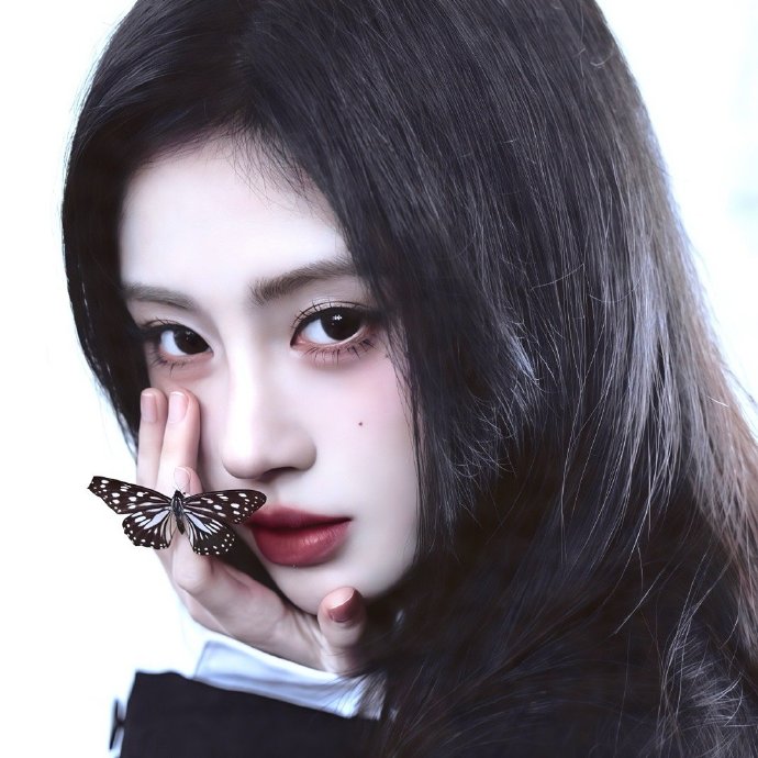 鞠婧祎的‘指尖蝴蝶’暗夜造型具体有哪些亮点和细节？