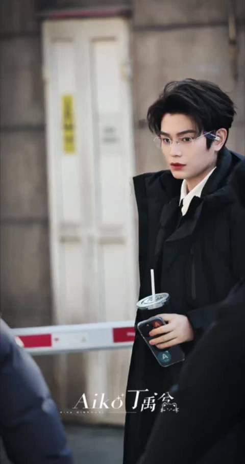 丁禹兮亮相第四次春晚联排戴眼镜造型引期待