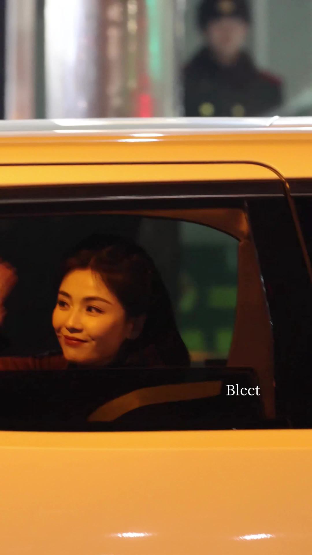 2.8^孩子放学啦 开窗打招呼太乖了啦 很难不吻上去