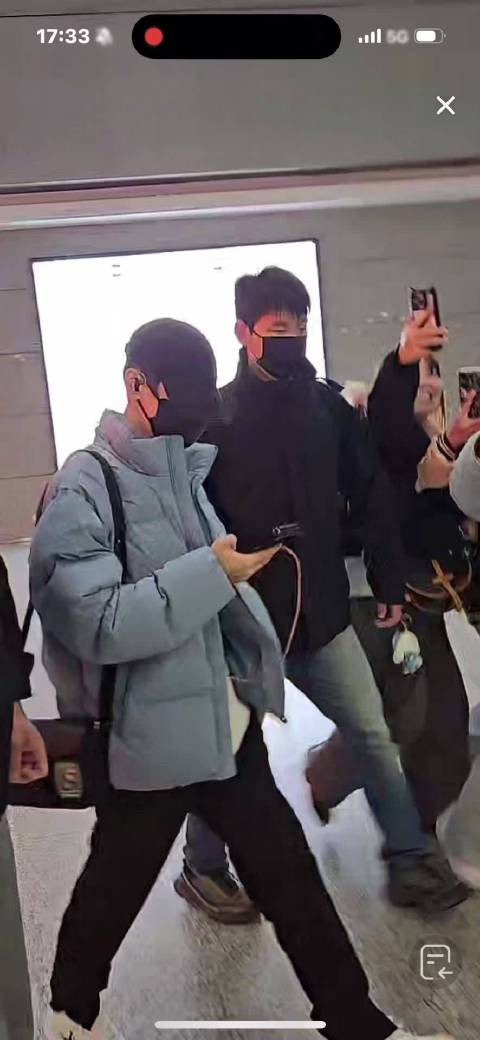 罗云熙机场快线，一眼就能认出来，身材走路姿势喜欢拿着手机打游戏