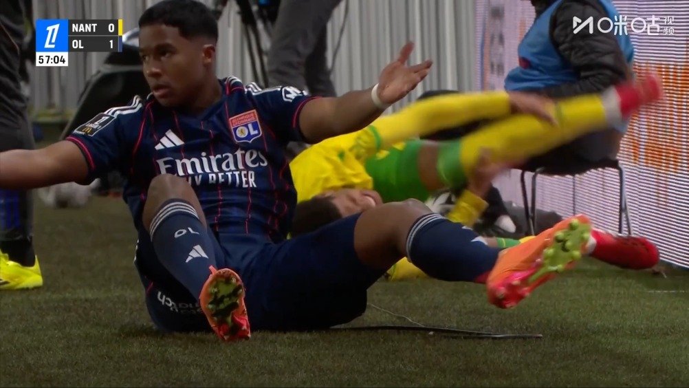 恩德里克法甲连吃两牌遭直红，报复动作引争议