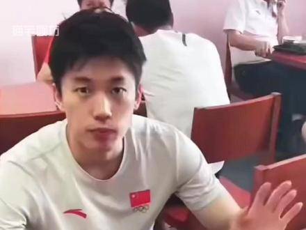 潘展乐汪顺张展硕餐桌风采各异，泳将日常引关注