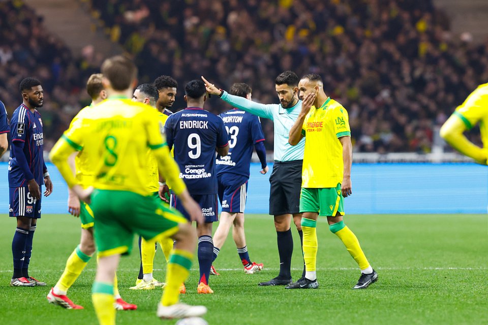 皇马19岁红星飘了？外租5场5球后染红！报复性恶犯+致对手重伤离场