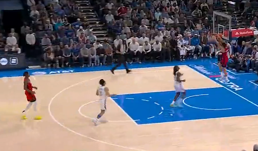 谢泼德抢断反击一条龙，甩开对手滑翔双手暴扣得到8分