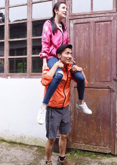 谢霆锋被骑脖子 杨幂体验“人肉坐轿”尊贵待遇