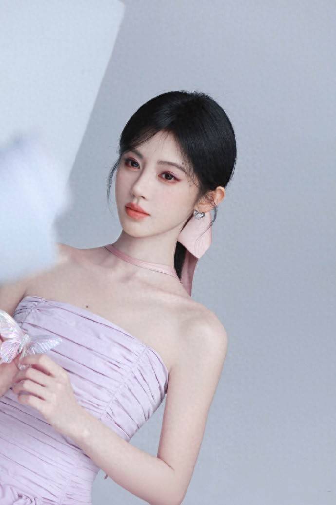 鞠婧祎的春日氛围感穿搭