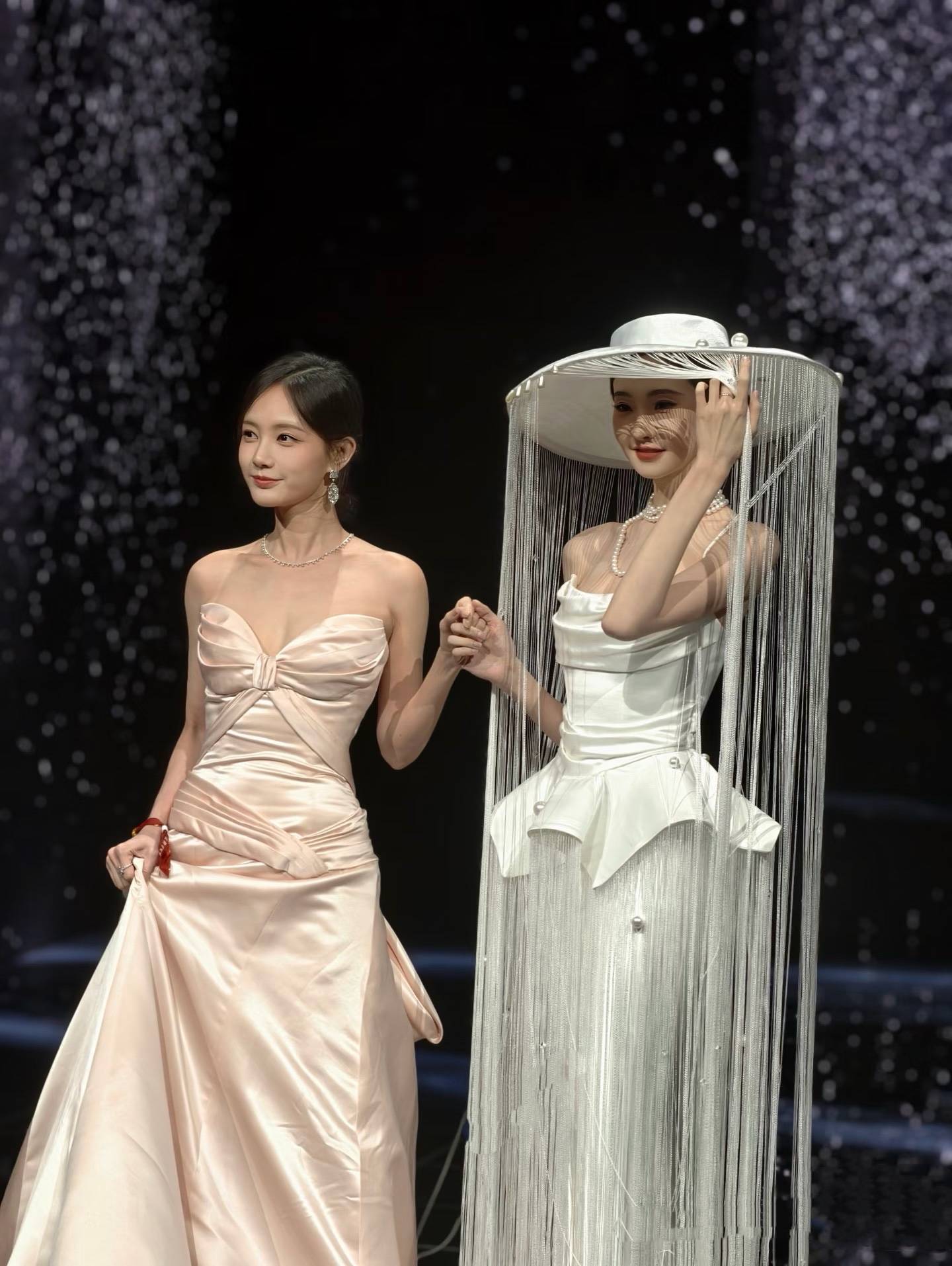 微博之夜:景甜酒红长裙华丽端庄,陈妍希粉裙甜美,高叶强势霸气