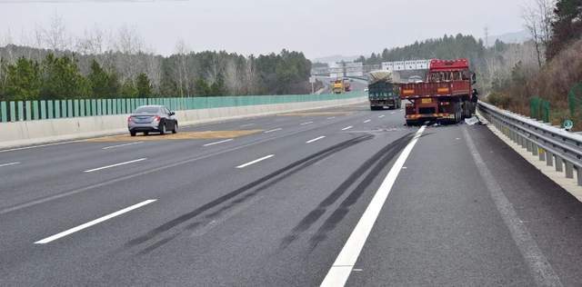 后续!司机体验智驾双手脱把遭大货车追尾，网友评论区炸锅!
