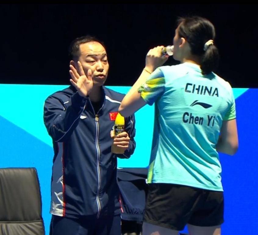 任浩成场边亮点，陈熠3-1早田希娜晋级8强，避免连败日乒扫阴霾_比赛_指导_比分